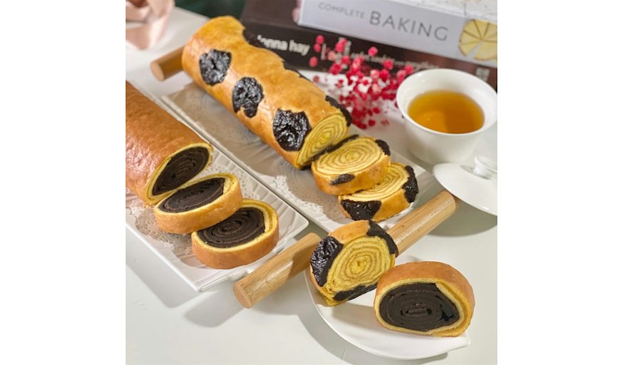 Kek Lapis Roll Making