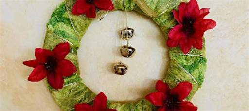 Crochet a holiday wreath